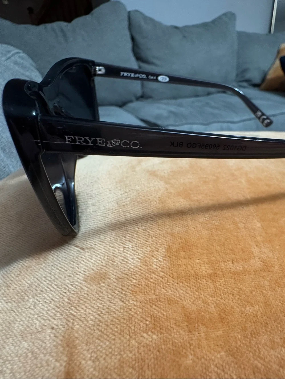 Classic Oversized Frye & Co Black Sunglasses DG1200